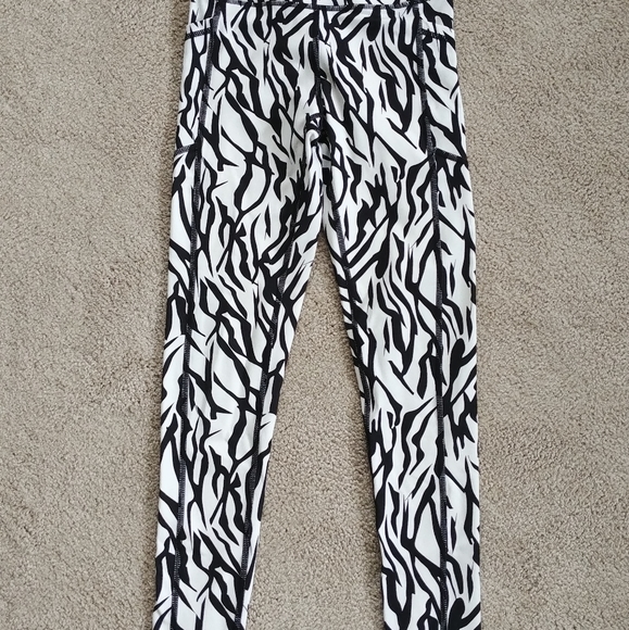 Zyia Safari Pocket Brilliant High-Rise 7/8 24" Perfect Condition! - Picture 3 of 5